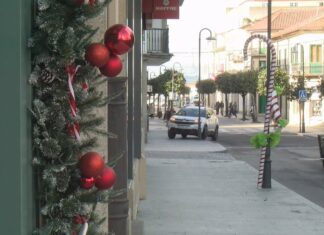 Comerciantes das rúas Albariño e Nova, en Cambados, tiran de enxeño para decorar a zona polo Nadal