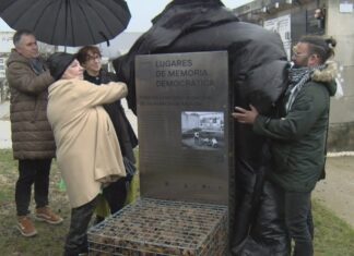 Vilagarcía rende homenaxe ás vítimas do franquismo cun monumento a carón da fosa común de Rubiáns