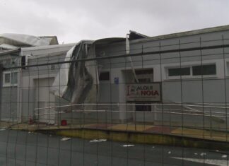O temporal desprende a cuberta da piscina municipal e derruba un cruceiro en Noia