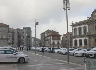 Máis dun cento de taxistas paran en Pontevedra para protestar pola suba ‘abusiva’ dos seguros