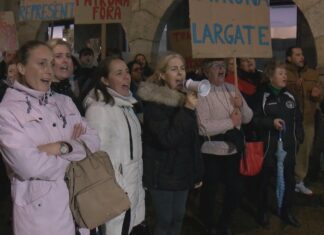 A patroa do Grove denuncia unha campaña de bulos mentres as mariscadoras a pé insisten en que marche