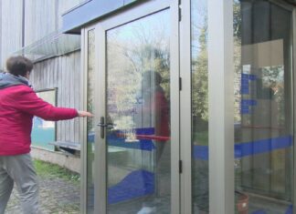 Usuarios da piscina da Pobra demandan medidas de seguridade nas instalacións