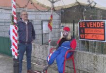 Unha familia de Barro leva un mes cun poste de Telefónica pegado á casa a piques de caer