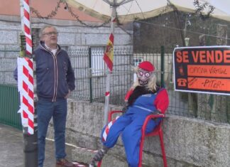 Unha familia de Barro leva un mes cun poste de Telefónica pegado á casa a piques de caer