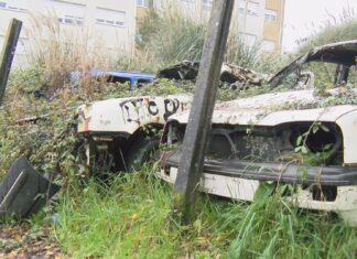 O PP de Ribeira urxe a retirada dos coches abandonados ó carón dos Xulgados