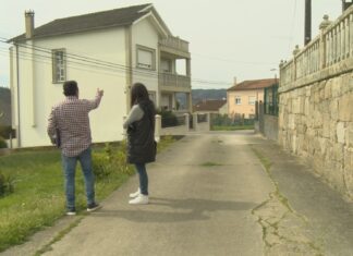 Un veciño de Noia esixe a retirada duns postes de telefonía que invaden a súa propiedade