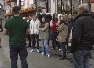 O alumnado do obradoiro de almacén do Salnés aprende en vivo a realidade do sector na empresa REYVI