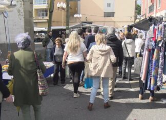 Zona Aberta propón reorganizar a feira en función dos produtos e manter os postos na zona do mercado