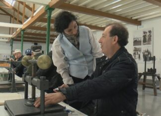 Membros da ONCE descubren o patrimonio e historia da Illa a través dos sentidos