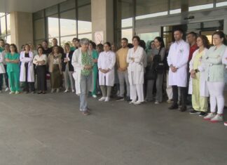 Os traballadores do Hospital do Barbanza gardan un minuto de silencio trala morte dun traballador