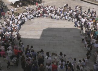 Muros mobilízase para esixir máis pediatras