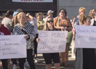 Veciños, comerciantes e hostaleiros protestan na Illa contra a reordenación do tráfico no centro