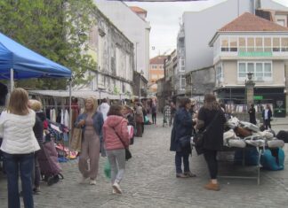 Clientes despistados e vendedores descontentos: os ambulantes volven á praza do Castro de Vilagarcía