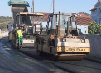 En marcha a pavimentación do vial dos Muíños en Oleiros