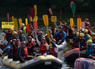 Ducias de embarcacións de rafting descenden o Ulla en protesta contra Altri