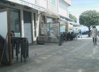 Un condutor irrompe nunha zona de terrazas a gran velocidade colidindo contra o mobiliario urbano
