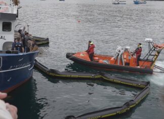 Efectivos de seguridade marítima poñen a proba os seus protocolos nun simulacro no porto de Laxe