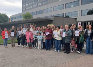 As familias do CEIP San Clemente entregan 1.500 sinaturas para reclamar a reapertura da aula de Infantil