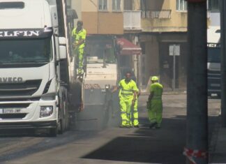 Atascos e tráfico denso en Vilagarcía polo reasfaltado da céntrica avenida de Xoán Carlos I