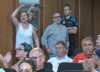 Berros, insultos e críticas ao goberno da Illa nun tenso pleno centrado no plan de tráfico