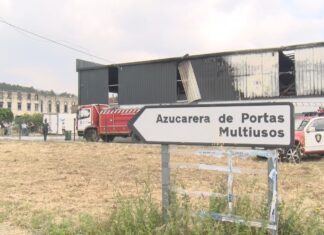 Un potente incendio nunha nave en Portas deixa cuantiosos danos materiais