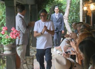 O deseñador Roberto do Rego ‘renace’ cun desfile único no Espazo de Vilanova Peña en Ribadumia
