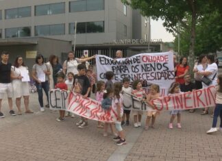 As familias do Piñeiriño entregan 3.300 sinaturas na Xunta para reclamar o desdobre dunha aula de infantil