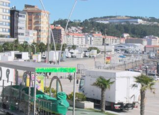 Comeza a instalación das atraccións de feira no recheo portuario de Ribeira