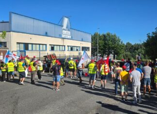 Primeira xornada de folga en Aludec para reclamar melloras nas condicións laborais