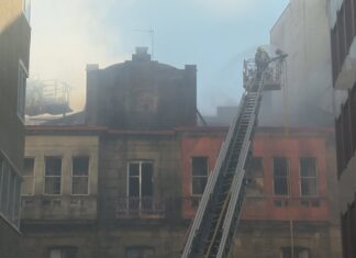 Un incendio arrasa un edificio no centro de Pontevedra e obriga a evacuar ata cinco inmobles lindeiros
