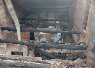 En marcha os traballos de demolición das partes afectadas polo lume no edificio da rúa Riestra