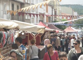 Os noieses recuperan o seu pasado nunha multitudinaria feira medieval