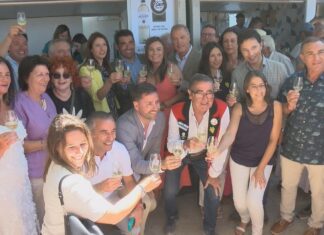 Cheo ata a bandeira no Paseo da Calzada para inaugurar a XXLIII Festa do Albariño de Cambados