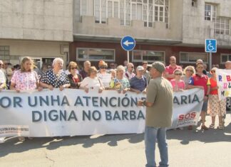 Denuncian listas de agarda de ata un mes para conseguir unha cita no centro de saúde de Ribeira