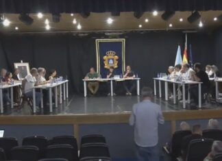 O pleno de Ribeira apoia as demandas da Plataforma para cubrir as prazas médicas do centro de saúde