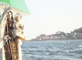 Ribeira despide as súas festas de verán coa tradicional procesión marítima
