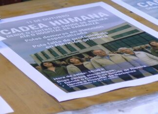 A Plataforma pola Sanidade organiza unha cadea humana entre o centro de saúde de Ribeira e o hospital