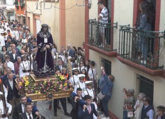 MIles de devotos volven renderse ó Nazareno