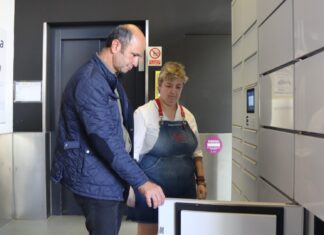 O concello de Ribeira anima ós clientes da praza a usar o sistema de cabinas intelixentes
