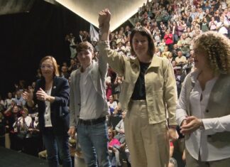 Ribeira arroupa ó seu alcalde a tres días da moción de censura