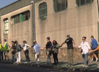 Miles de persoas forman unha cadea humana en defensa da sanidade pública