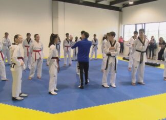 O Club Natural Sport e o concello de Ribeira asinan un convenio para equipar o módulo de deportes de contacto