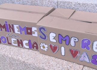 Escolares de Ribeira constrúen un muro contra a violencia de xénero