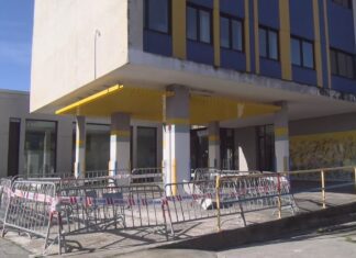 As familias do CEIP A Lomba amósanse ‘moi preocupadas’ pola caída de cascallos da fachada do centro