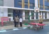 Actuación de urxencia no CEIP da Lomba, en Vilagarcia, tras a caída de casacallos da fachada
