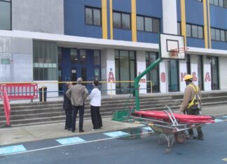 Actuación de urxencia no CEIP da Lomba, en Vilagarcia, tras a caída de casacallos da fachada