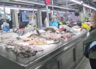 O mal tempo e a proximidade de Nadal elevan o prezo de peixe e marisco nas prazas de abastos