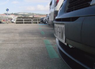 Polémica en Ribeira tralas novas restricións de estacionamento no recheo portuario