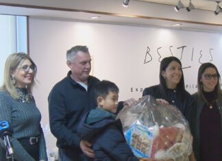Ribeira premia as mellores fachadas e escaparates con cestas de Nadal