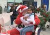 Papá Noel percorre os concellos das Rías Baixas recollendo as cartas da rapazada